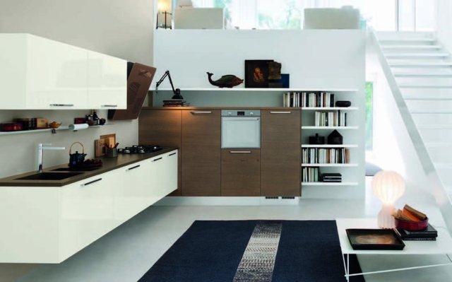 Poličky v kuchyni majú vzhľad dreva a materiálov MDF Modrý koberec moderná kuchyňa