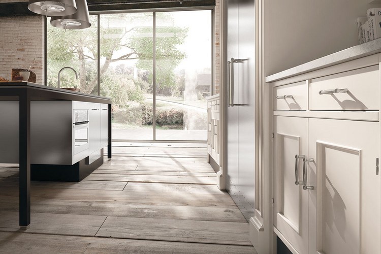 elegantné kovové úchytky a biele čelá skriniek moderná kuchyňa-vidiecky dom-tvarovo-kovové úchytky