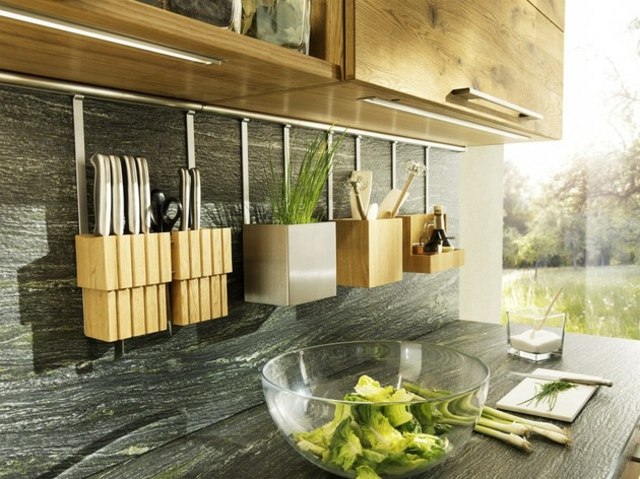 Moderná kuchyňa so vzhľadom prírodného kameňa a dreveným dizajnom Prírodný kameň-vzhľad-s-bezšvíkovým-dizajnom-na-varenie