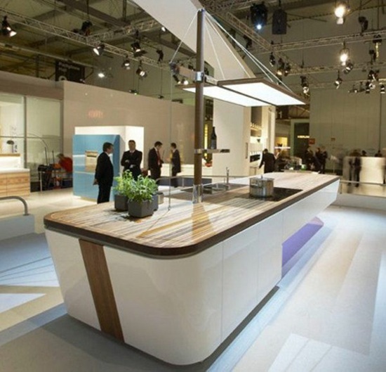 elegantná biela kuchyňa s dreveným nábytkom