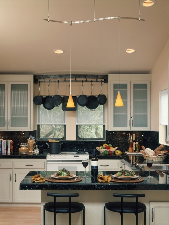 Kuchyňa súčasného dizajnu s obyčajnými čiernymi závesnými svetlami Kuchynské závesné svetlá súčasného dizajnu