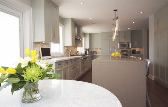 Moderná kuchyňa biele rastúce kvety Moderná kuchyňa izbové rastliny z bielych kvetov