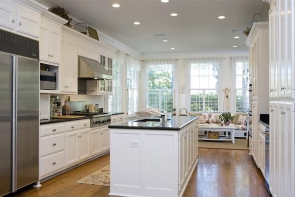 Moderná kuchyňa s ostrovnou a žulovou pracovnou doskou Klasická kuchyňa v bielom s kuchynským ostrovom