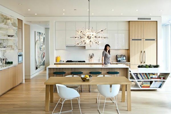 Moderné kuchyne v drevenom vzhľade s kuchynským ostrovom Kuchyňa-ostrov-priestor-svetlo-a-drevo-knihy-a-jedálenský stôl