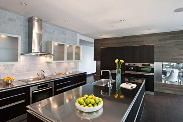 Kuchynské pracovné dosky z nehrdzavejúcej ocele s čiernymi čelami, tóny dreva