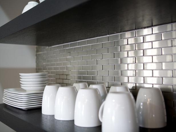 Kuchynská zadná stena dláždené zrkadlo z nehrdzavejúcej ocele čierne drevené police