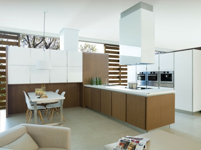 Drevené kuchynské skrinky, biele nástenné skrinky, jedálenský kút Základné jednotky, biele nástenné jednotky, jedálenský kút, digestor