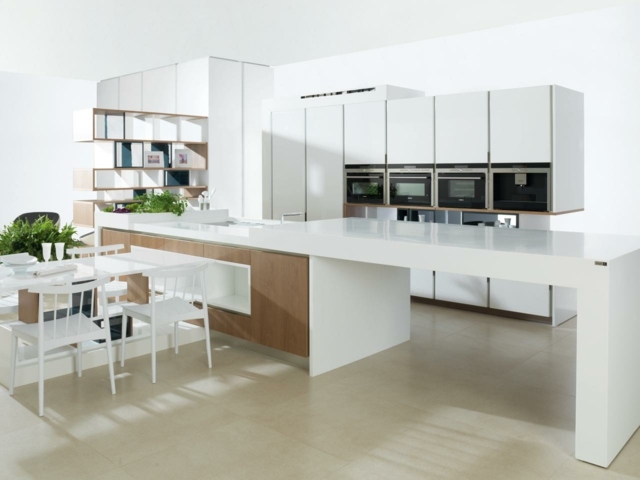 Kuchyňa z masívu biela jedálenská časť dubové vstavané spotrebiče Kuchyňa jedálenský kút dub vstavané spotrebiče biele čelá