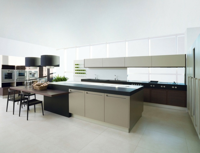 Moderná kuchyňa, masívne drevo, lokálne vymaľované Kuchynský masív natretý bukovým jaseňom