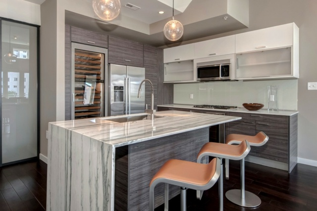 malá priestorovo úsporná kuchyňa jedálenský kút kuchynský ostrovček priestorovo úsporná kuchyňa jedálenský kút kuchynský ostrovček vstavané spotrebiče