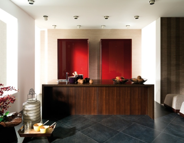 Gaštanový ostrov vyrobený z kuchýň z prírodného materiálu Kuchyne z prírodného materiálu prakticky absorbujú vodu