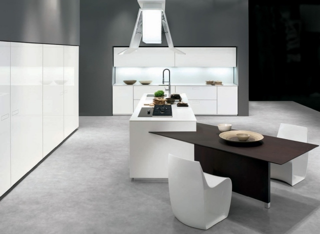 lak s vysokým leskom kuchyňa kuchynský ostrovček-bezúchytkové dvierka skriniek-biely dotyk kuchyňa s vysokým leskom a kuchynskými ostrovnými stoličkami, biely puristický nádych