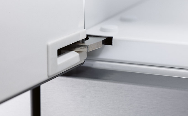 moderné kuchyne biele obrázky nerezový kuchynský záves Forster