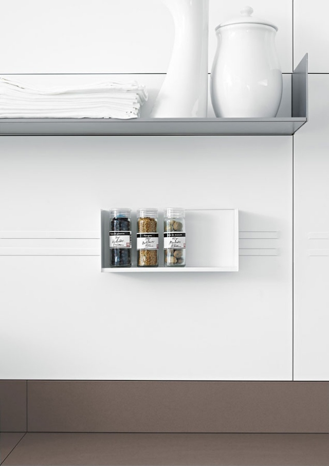 Moderné kuchyne otvorené police biele magnety používajú korenie