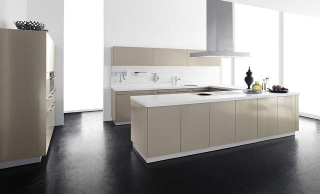 ostrovček moderného dizajnu kuchyne farba vysokého lesku zlatá nuansa