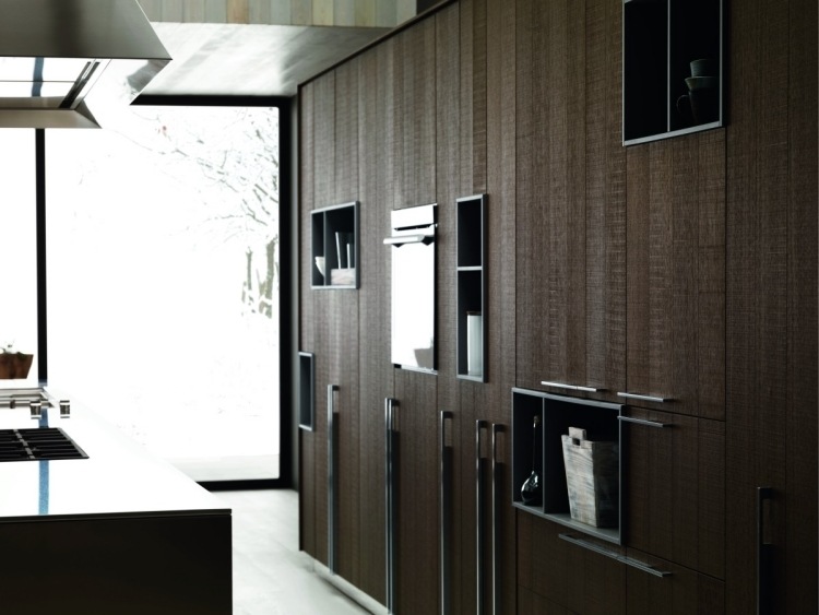 čelá z tmavého dreva a lesklé kovové úchytky moderne vstavaná kuchyňa-kalea-tmavé-drevo-kovové úchytky