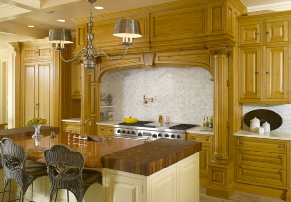útulná-žltá-kuchyňa-pult-drevená kuchyňa