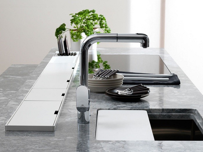 moderný kuchynský ostrovček s mramorovým pultom na varenie