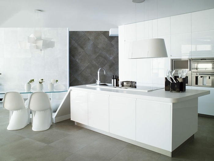 Dizajnový moderný kuchynský ostrovček je úplne biely minimalistický