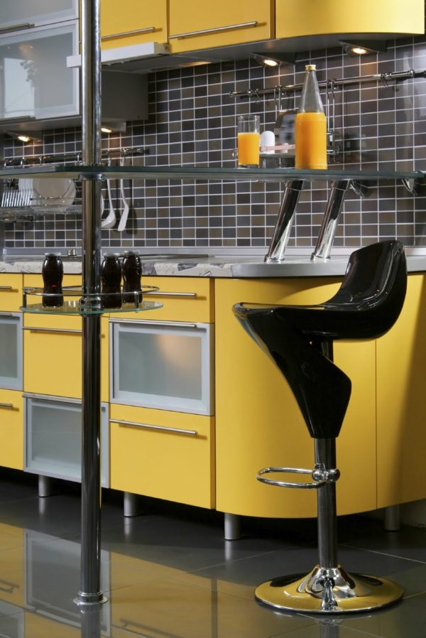 Alternatívy k dlaždiciam-zrkadlo-kuchyňa-zadná stena-čierna