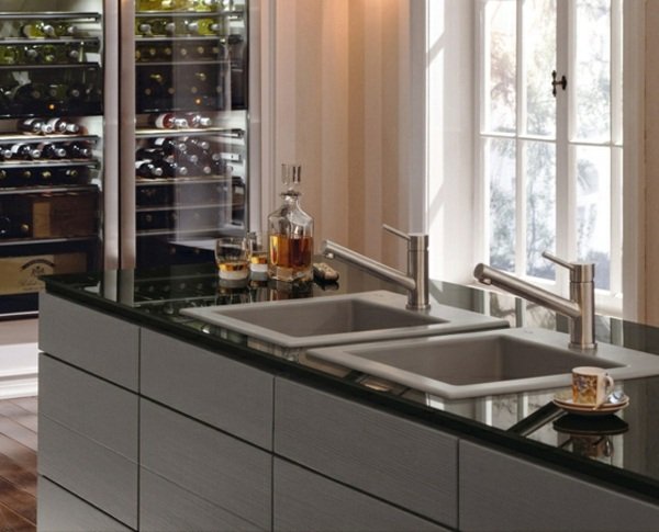 čierna kuchynská linka-biely dvojdrezový drez čierny-kuchynský pult-biely-dvojdrezový drez