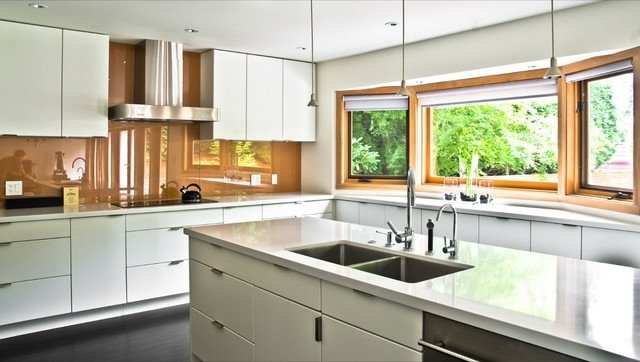 moderná kuchyňa zadná stena držiak na sklenenú dosku karamel Karamelová farba na sklenenú dosku na zadnej stene