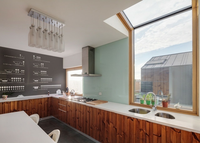 Kuchyňa v byte svetlík slnečné svetlo drevo Spodná skrinka kuchynského svetlíka zo slnečného svetla