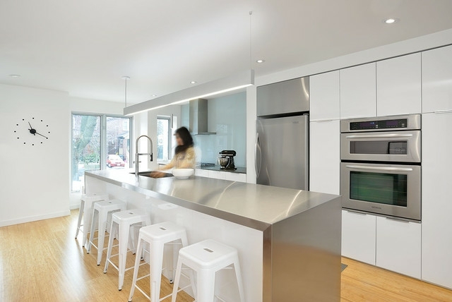 moderná kuchyňa zadná stena domáca kuchyňa biela Kuchynská zadná stena, domáca kuchyňa, biele skrinky bez úchytiek