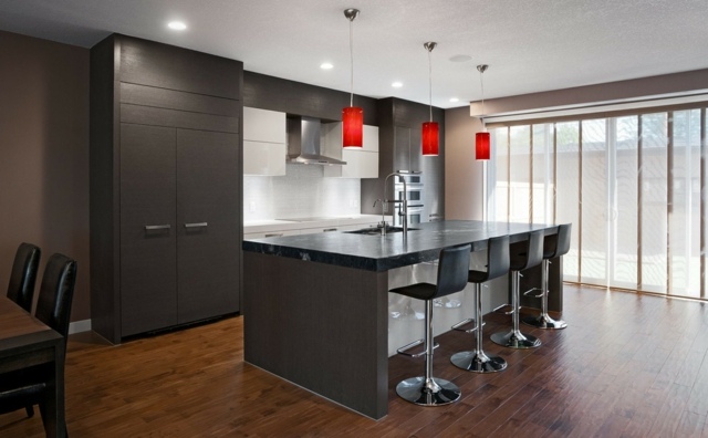 moderná kuchyňa biely ostrovček na zadnej stene biele zadné steny kuchynské ostrovné závesné svetlá