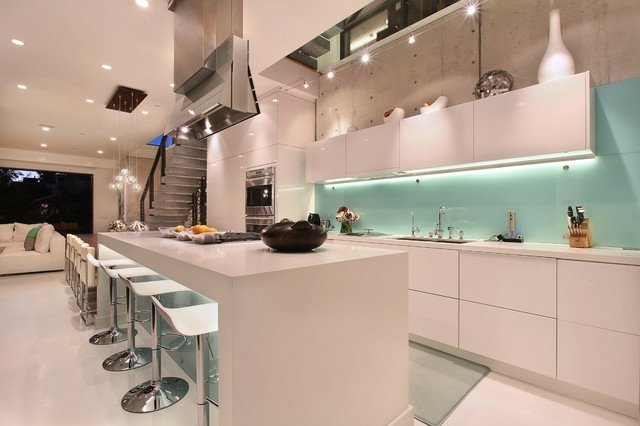 moderná kuchynská biela dvierka skrinky vstavané osvetlenie biele dvere skrinky vstavané osvetlenie LED modrá zadná stena