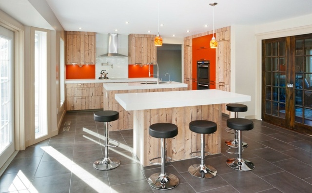 oranžová kuchyňa zadná stena varenie ostrov bar barové stoličky dlažba Kuchynské ostrovné barové stoličky dlažba odsávač pár