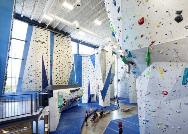 moderná športová hala lezecká stena obtiažnosť rôzna lezecké zariadenie Náročnosť lezeckej steny sa líši v závislosti od lezeckého zariadenia