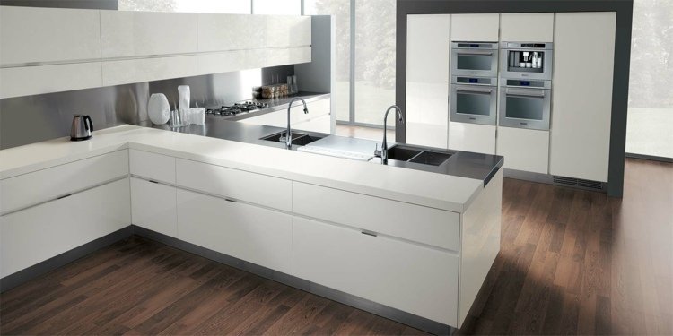 Kuchynský ostrovček moderná elektrická ernestomeda skriňa na pec parkety v bielom prevedení