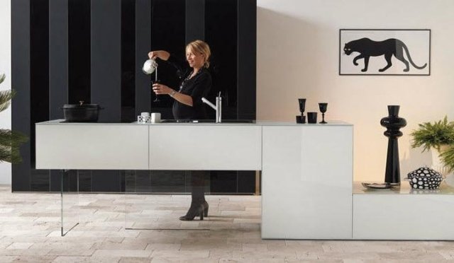 voľne stojaca kuchyňa matné biele sklenené nohy 36e8 lago