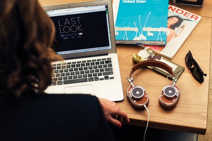 Moderné slúchadlá sú v kancelárii nevyhnutné Moderné slúchadlá -master-dynamic-hnedá-kancelária