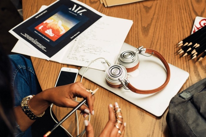 Moderné slúchadlá v koňakovej farbe Moderné slúchadlá ovládajú dynamickú hnedú kožu