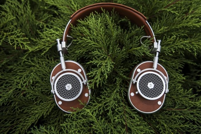 Kov a koža namiesto plastu a syntetiky moderné-slúchadlá-majster-dynamický-dizajn-oceľ-koža