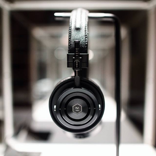 čierny variant dizajnu slúchadiel moderné-slúchadlá-majster-dynamický-čierny-bočný pohľad