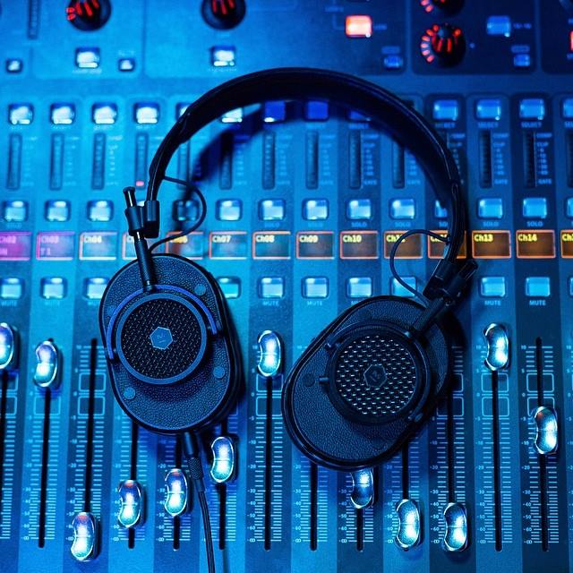 Dizajn pre hudobných fanúšikov aj zvukových špecialistov moderné-slúchadlá-majster-dynamické-čierne-djs