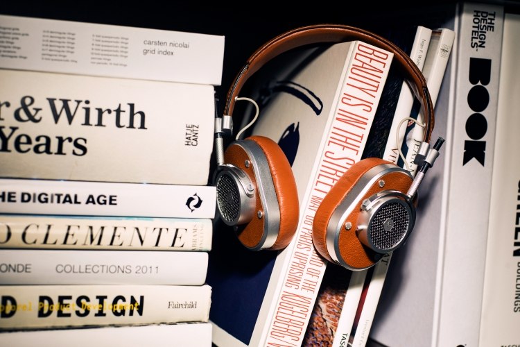 moderné slúchadlá do uší od Master & amp; Dynamický moderné slúchadlá ovládajú dynamický vintage vzhľad