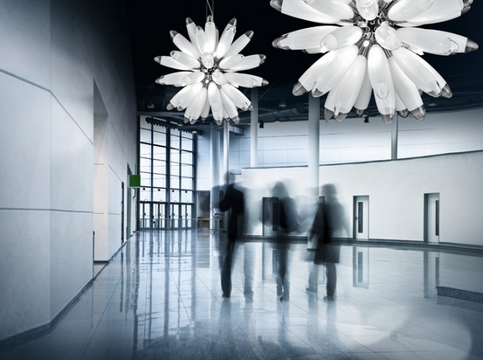 Sklenený luster FLO je ideálny pre ľahké inštalácie Sklenený luster-FLO-Metal-Lux-Andrea-Lazzari-dizajnér-osvetlenie