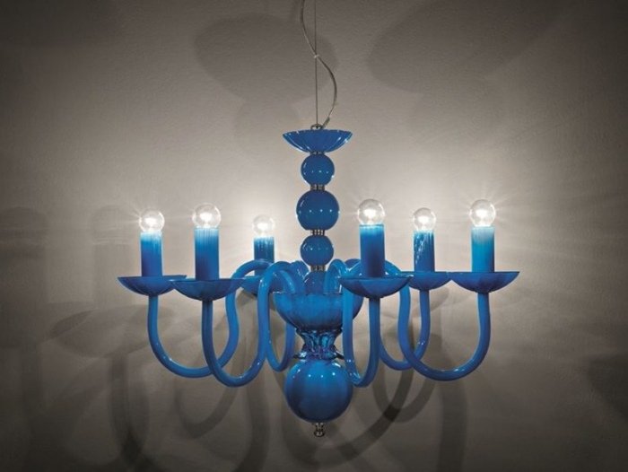 Modrý sklenený luster interpretuje klasický luster zo sviečky Blauer-Design-Luster-Italian-evoque-Glass-Italamp-Style-Office