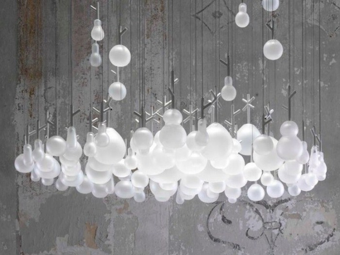 Dizajnový luster vyžaruje nepriame osvetlenie -sklenená žiarovka Dizajnérske svetlá-nepriame-osvetlenie-sklenený-luster-rastúce-vázy-Lasvit-Nendo