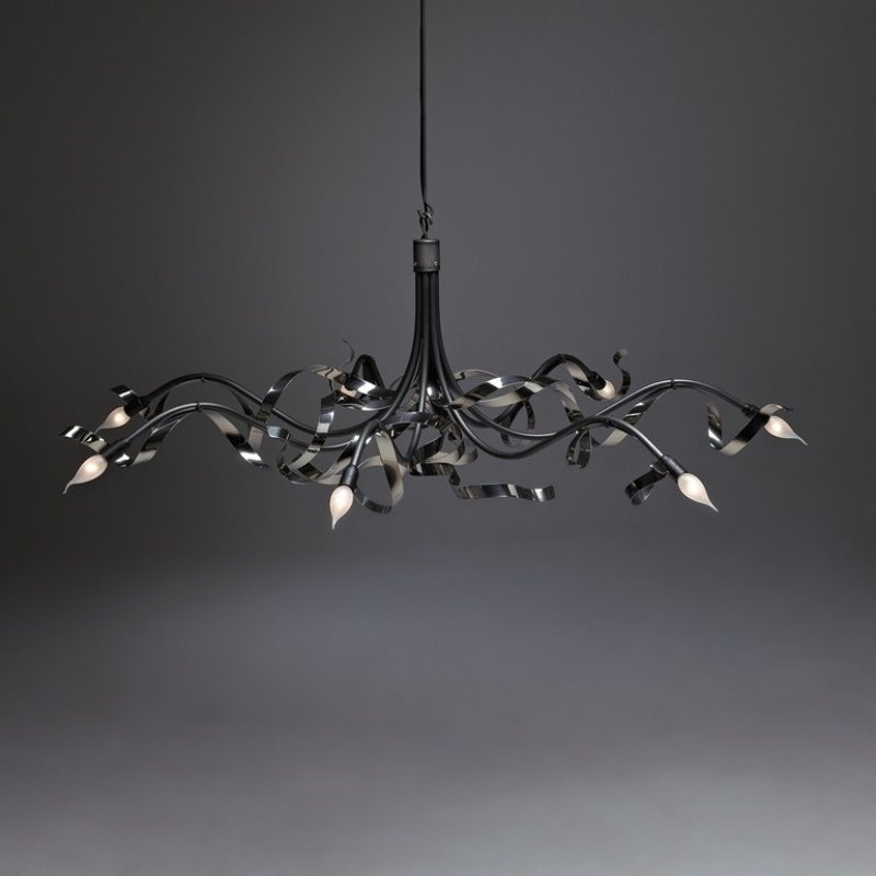 moderný luster vyrobený z kovu, ktorý je umeleckým dizajnom a ktorý púta pozornosť v obývacej izbe moderný luster-kov-rafinovane-Ruban-Plié-okrúhly-dizajn-Jacco-Maris