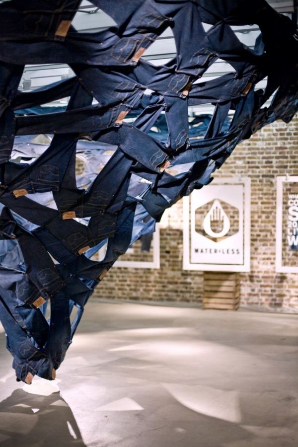 Socha z látkových Leviho džínsov Socha vyrobená z tkaniny-Levi's Jeans Trends