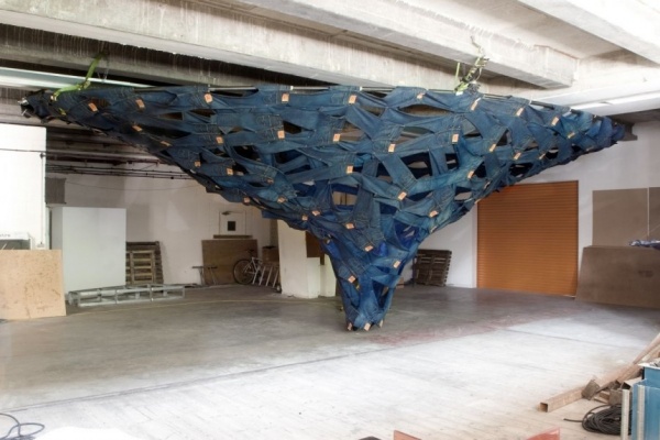 Výstava umenia-džínsy Levis Výstava umenia-džínsy Leviho štítok