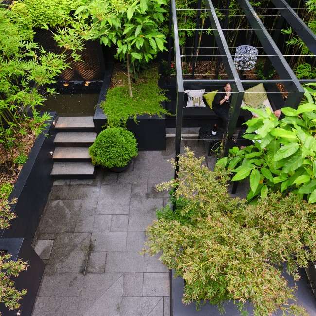 Záhradná architektúra v záhrade s výhľadom na malú terasu