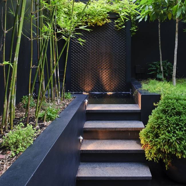 moderná krajinná architektúra záhradná voda má čiernu farbu