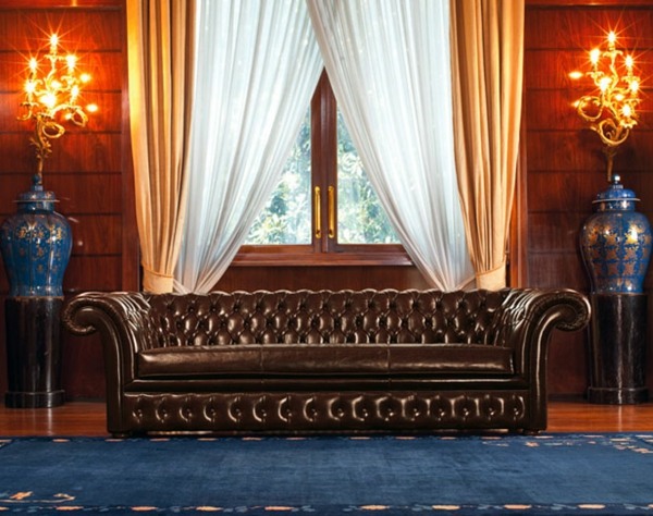 knižnica hnedej sedačky