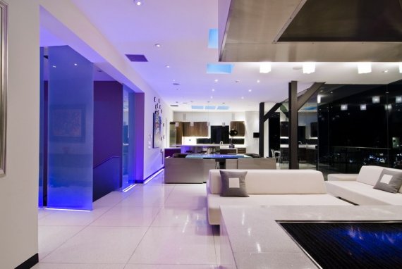 podkrovný byt zlý dom obývačka modrá biela